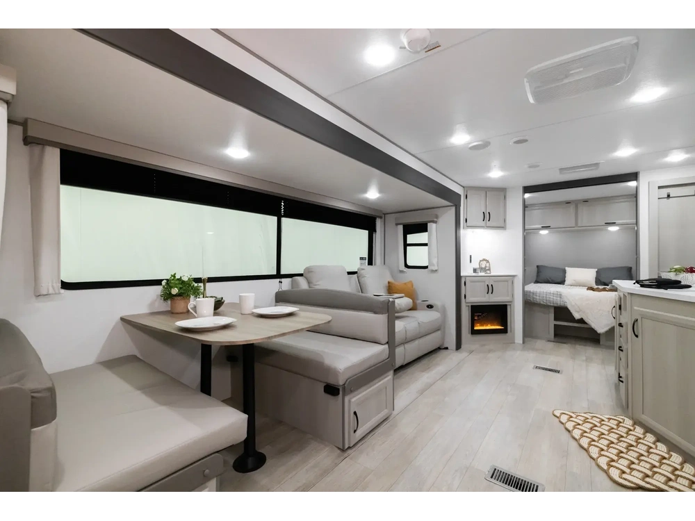 2027 Coachmen Catalina Legacy Edition Catalina Legacy Edition 243RBS alt