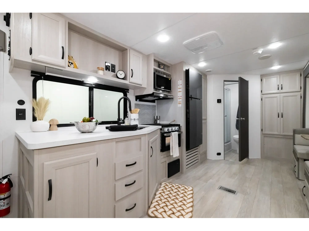 2027 Coachmen Catalina Legacy Edition Catalina Legacy Edition 243RBS alt