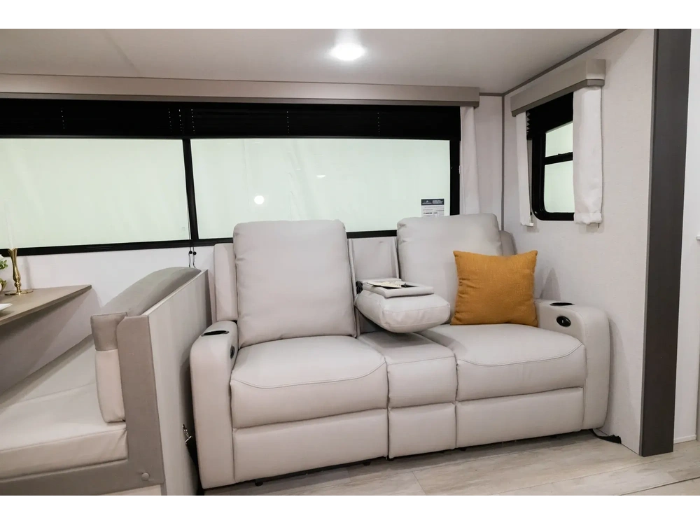 2027 Coachmen Catalina Legacy Edition Catalina Legacy Edition 243RBS alt
