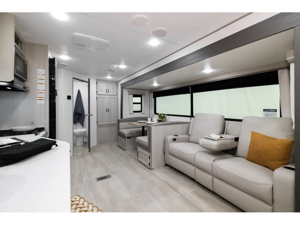 2027 Coachmen Catalina Legacy Edition Catalina Legacy Edition 243RBS alt
