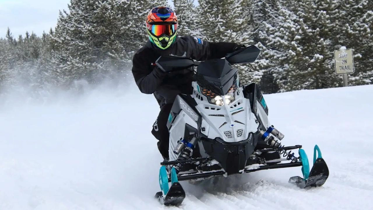 vue latérale avant d'une motoneige Polaris Patriot 850 / 9R