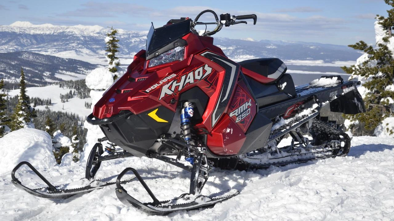 vue latérale avant d'une motoneige Polaris RMK Khaos