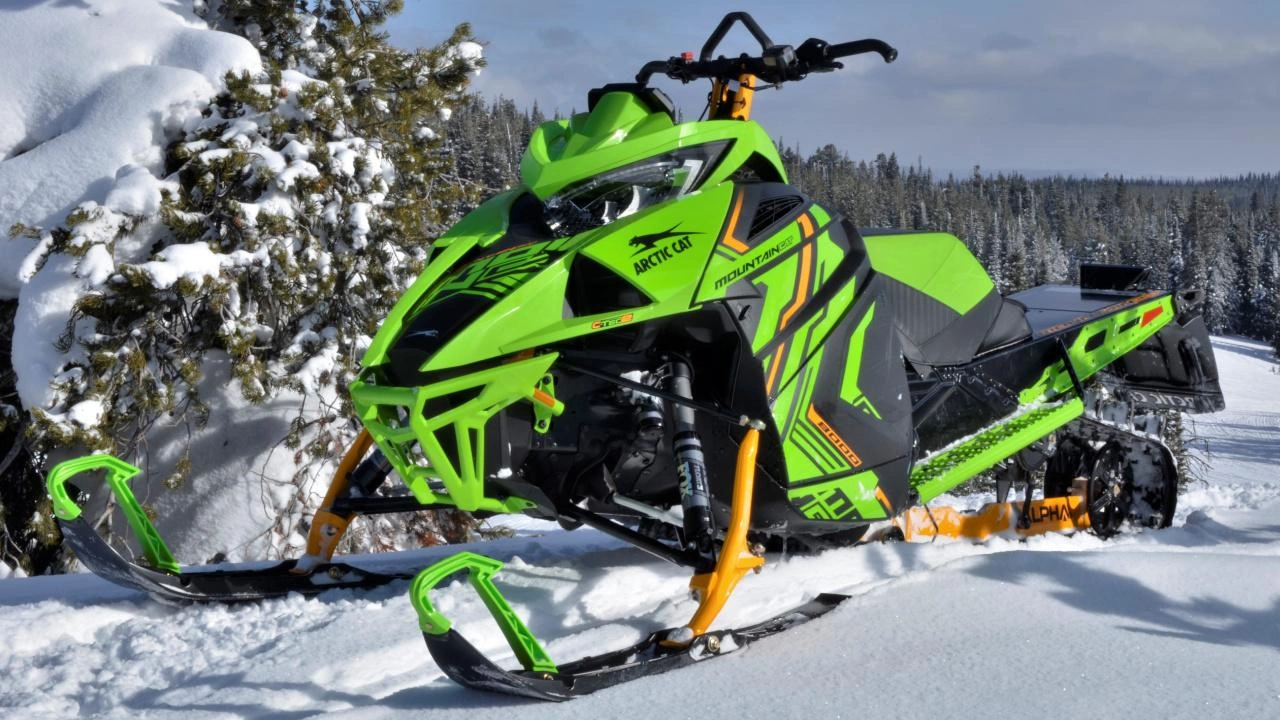 vue latérale avant d'une motoneige Arctic Cat M8000