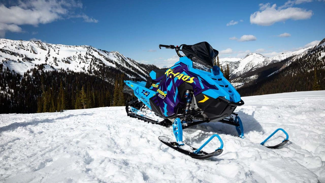 vue latérale avant d'une motoneige Polaris RMK Khaos
