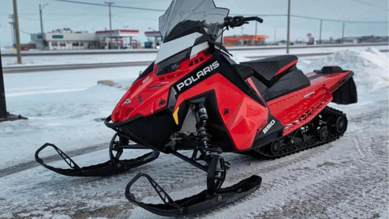 vue latérale avant d'une motoneige Polaris Switchback