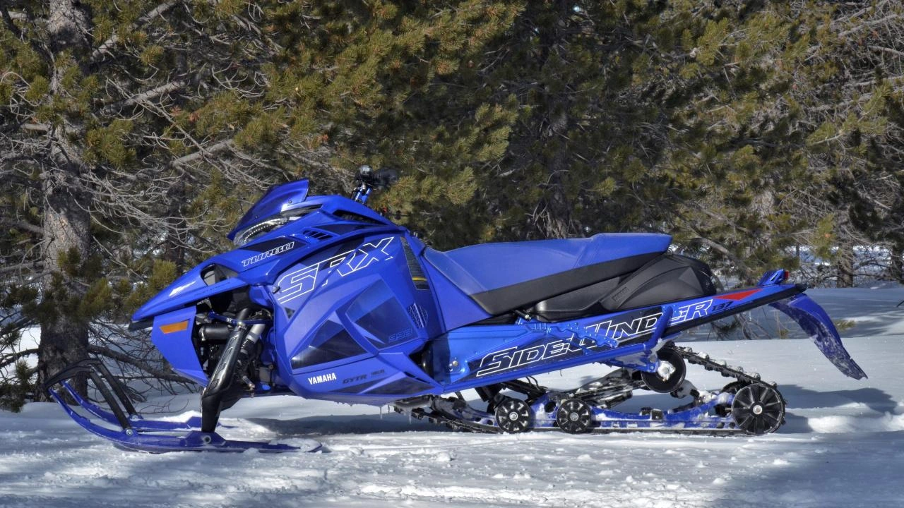 vue latérale avant d'une Motoneige Yamaha Sidewinder