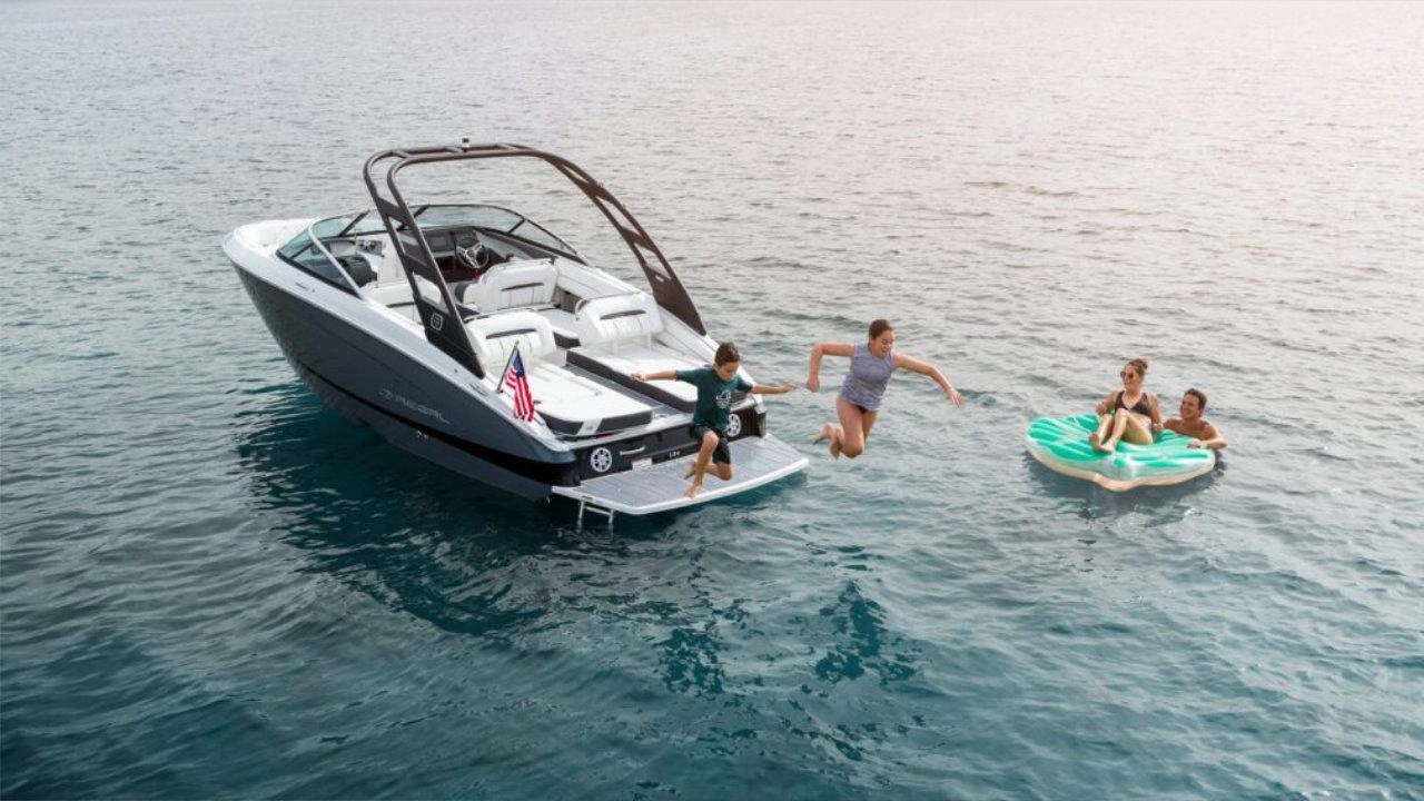 vue arriere d'un ponton Regal LS4