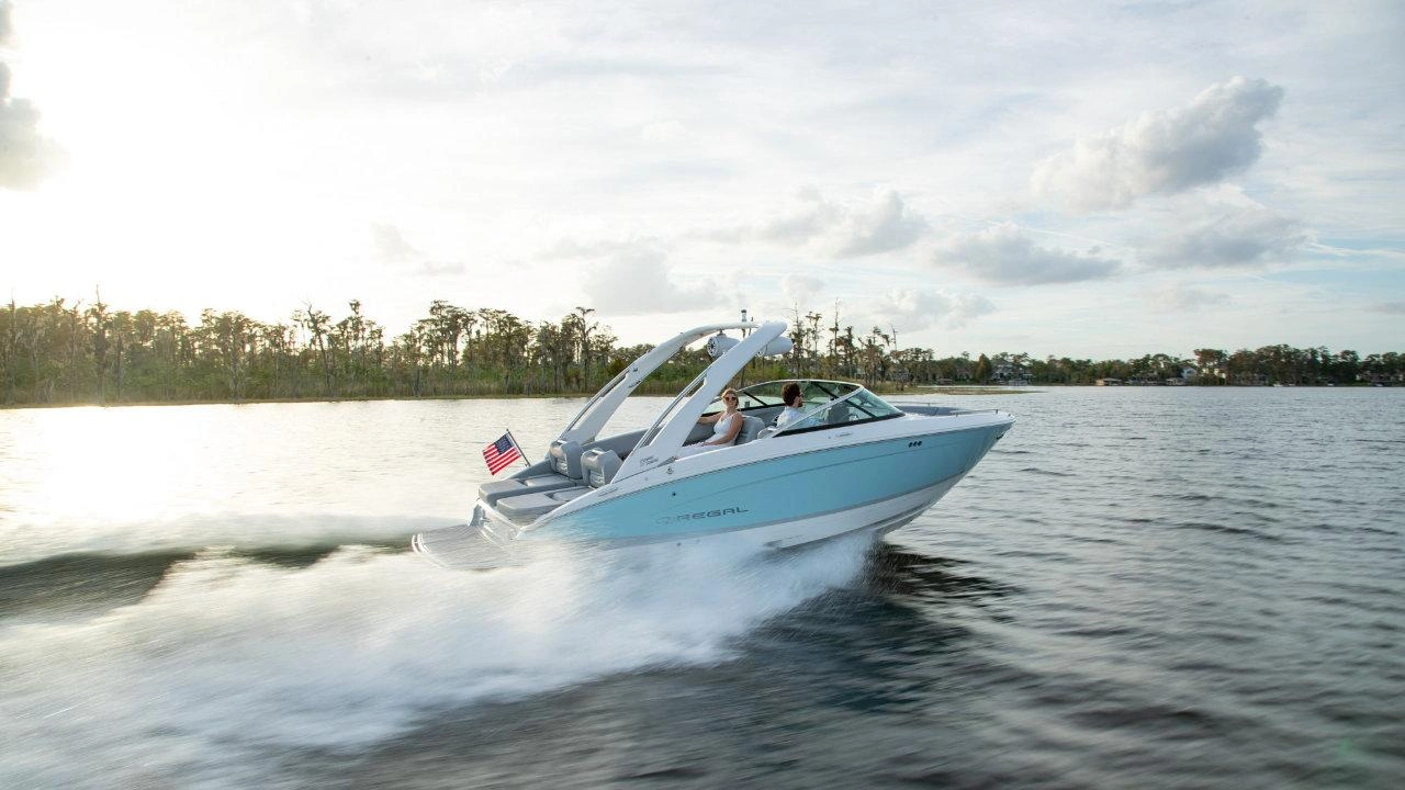 vue latérale d'un ponton Regal LS4