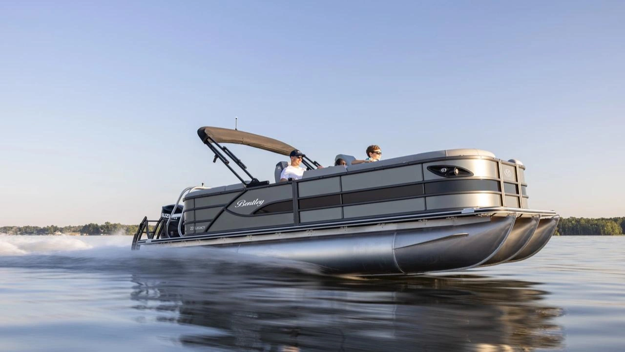 vue latérale avant d'un ponton Bentley Legacy 18 pieds