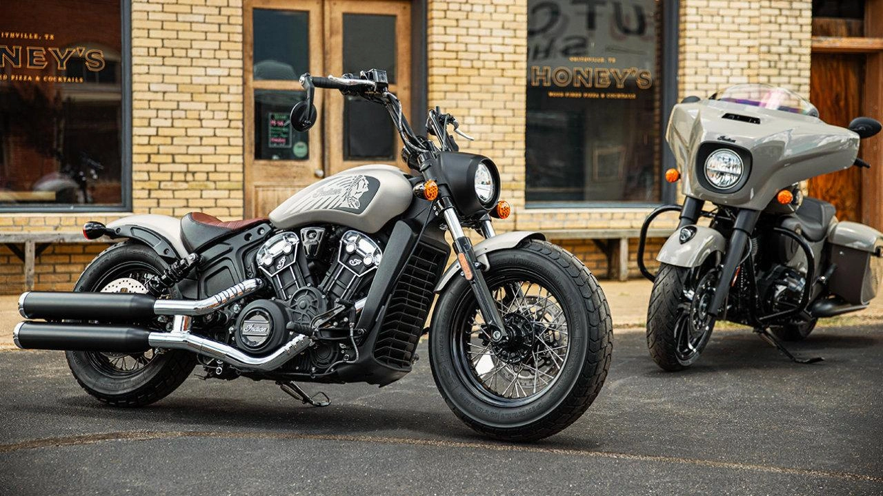 vue latérale avant d'un duo de motos Indian Motorcycles