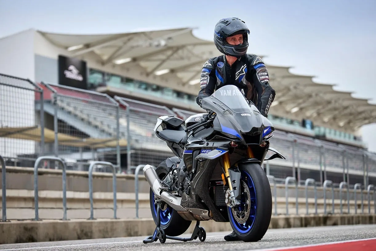 Yamaha YZF-R1M 2026 pour comparer une Yamaha neuve ou usagée chez Motos Illimitées.