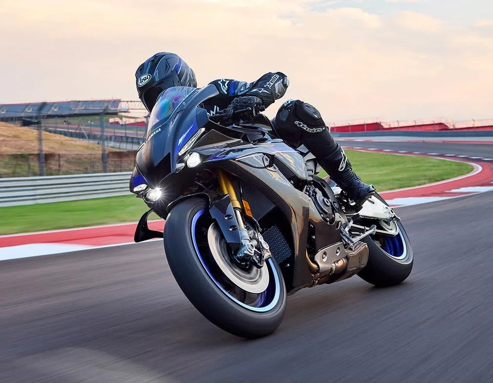 Yamaha YZF-R1M 2026 sur circuit pour illustrer l’expertise et l’accompagnement chez Motos Illimitées.