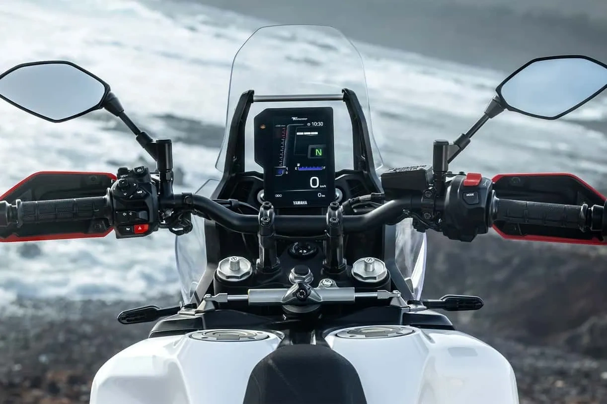 Poste de conduite d’une Yamaha d’aventure pour illustrer la polyvalence et le plaisir de conduite.