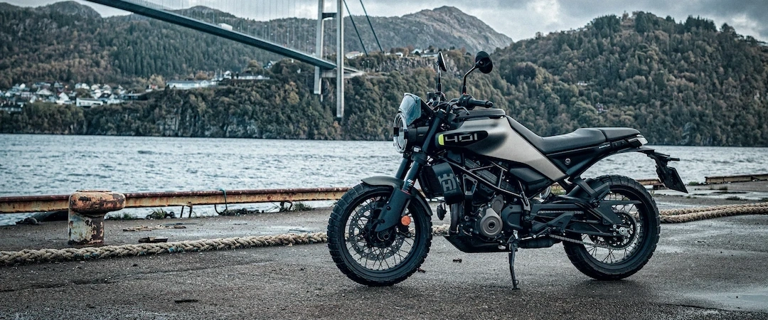 Husqvarna Svartpilen 401 2024 en présentation routière, une moto urbaine originale et polyvalente.