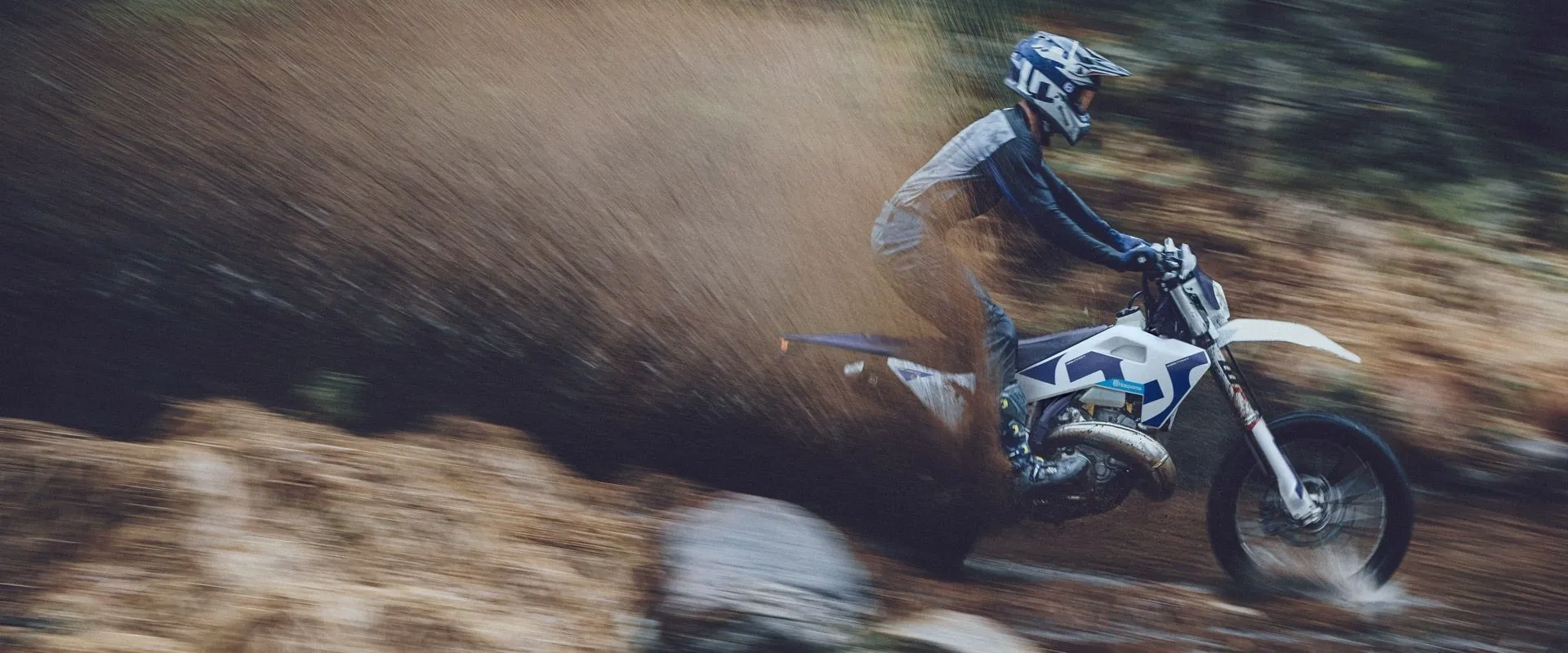 Moto Husqvarna Enduro en action hors route, conçue pour les sentiers et la performance.