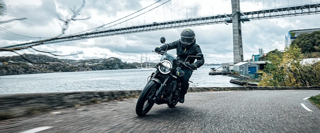 Husqvarna Svartpilen 401 2024 en conduite urbaine, une moto légère au design moderne et distinctif.