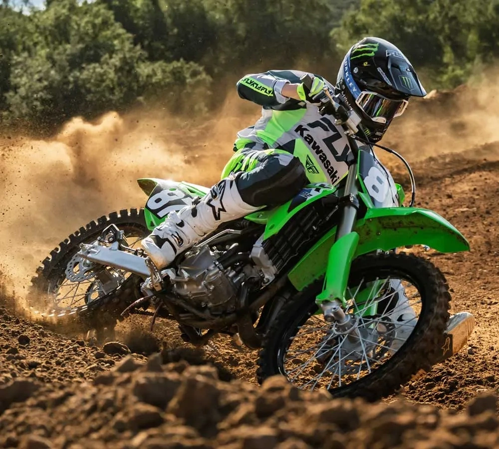 Kawasaki KX112 2026 en conduite hors route pour comparer les modèles chez Motos Illimitées.
