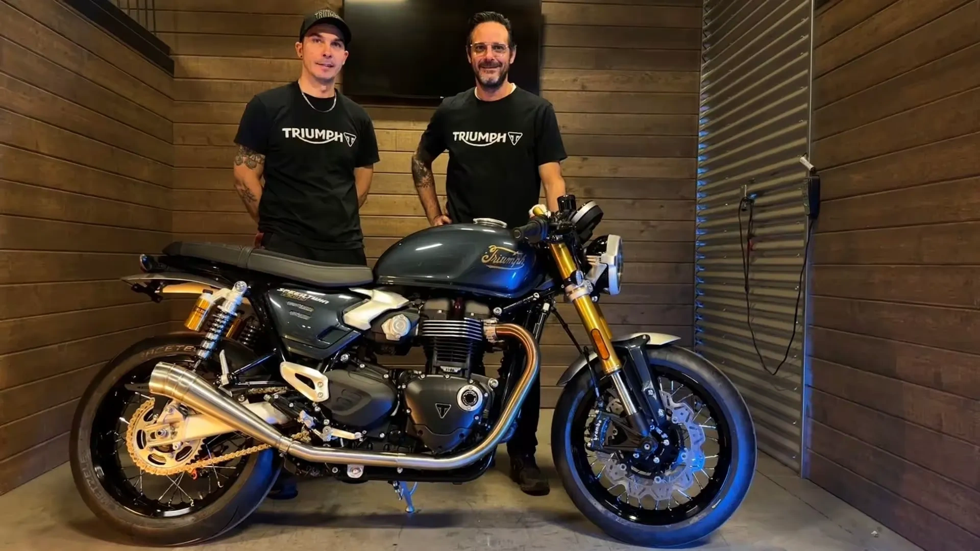 Conseillers Triumph chez Motos Illimitées avec une moto Speed Twin pour accompagner votre achat.