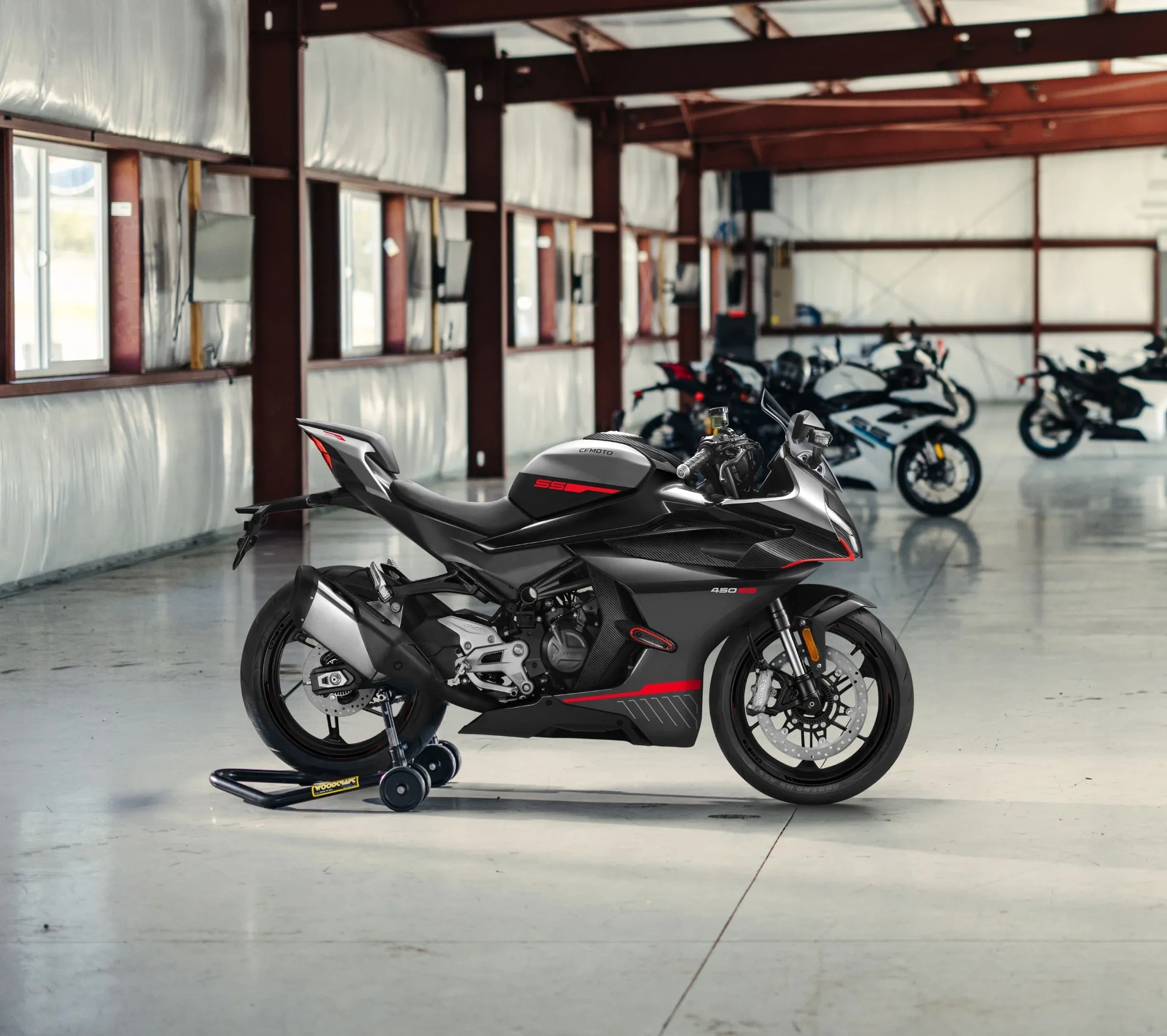 CFMOTO 450SS 2026 en présentation intérieure, une moto récente au design moderne et sportif.