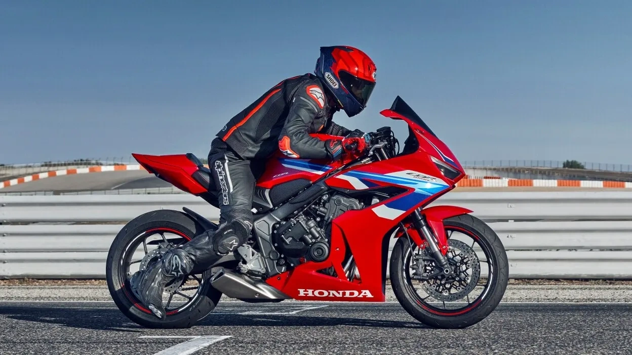 Honda CBR 2026 sur piste, une moto sportive polyvalente et accessible.