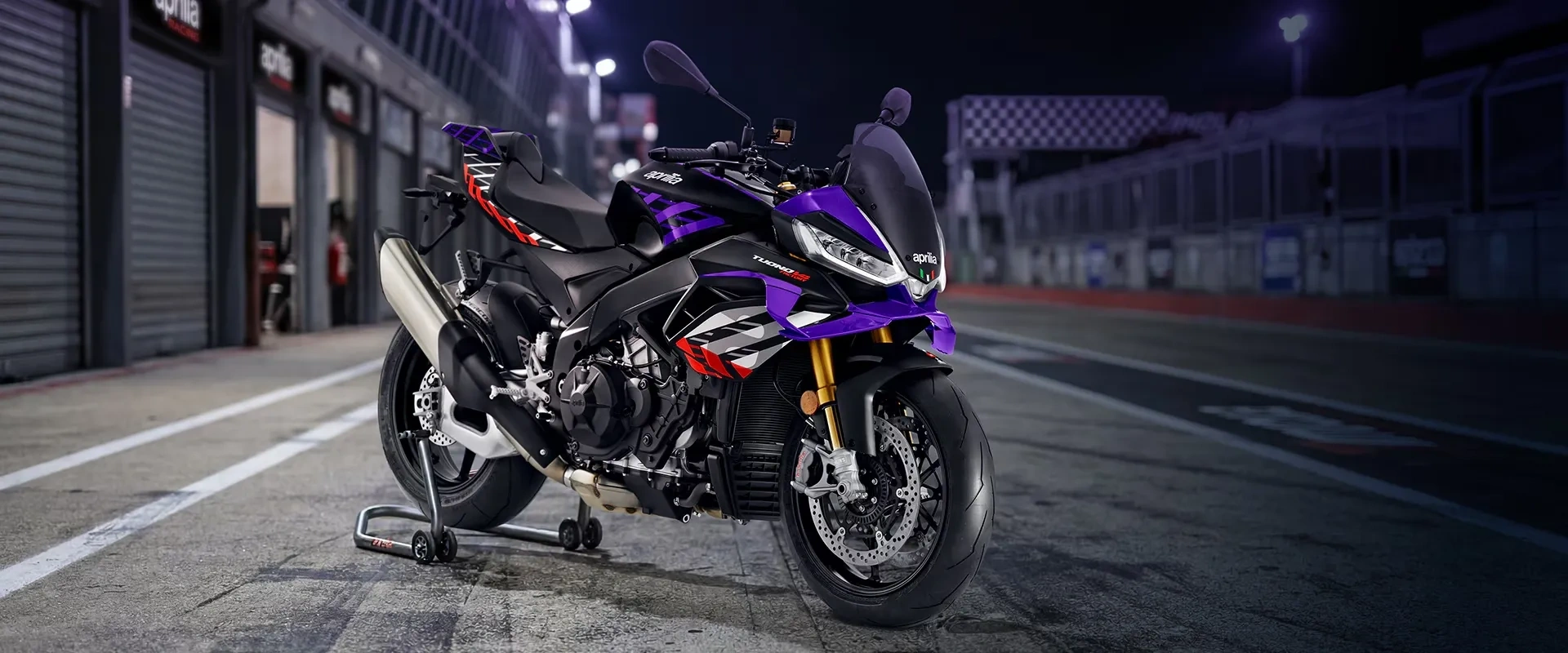 Aprilia Tuono V4 en présentation sur piste, un roadster puissant au style sportif et distinctif.