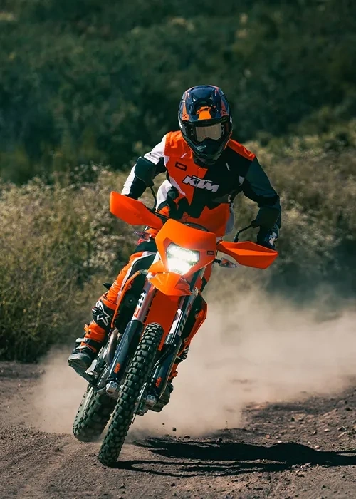 KTM 500 EXC-F 2026 sur chemin de terre, pensée pour les pilotes de hors-route et d’aventure.