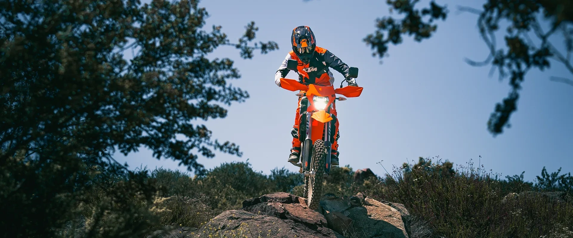 Moto KTM 500 EXC-F 2026 en action hors route, idéale pour l’enduro et les sentiers exigeants.
