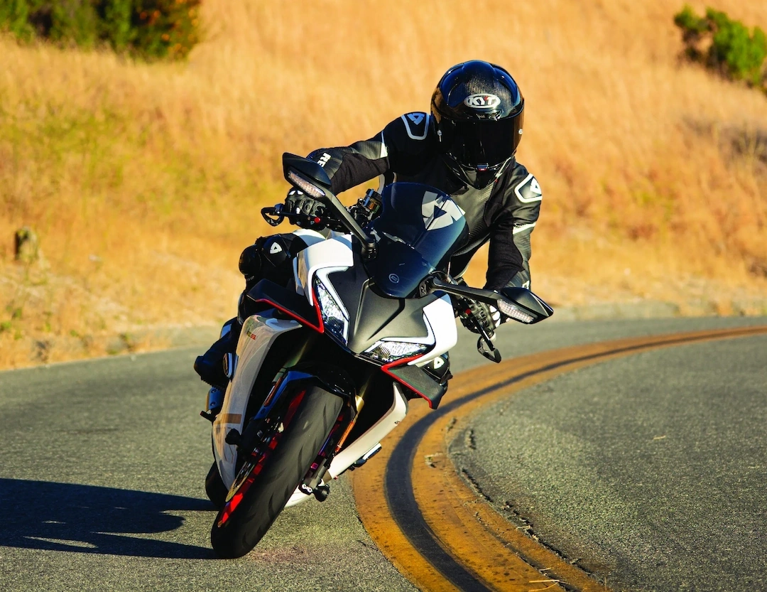 CFMOTO 450SS 2026 sur route sinueuse, une moto sportive au bon rapport qualité-prix.