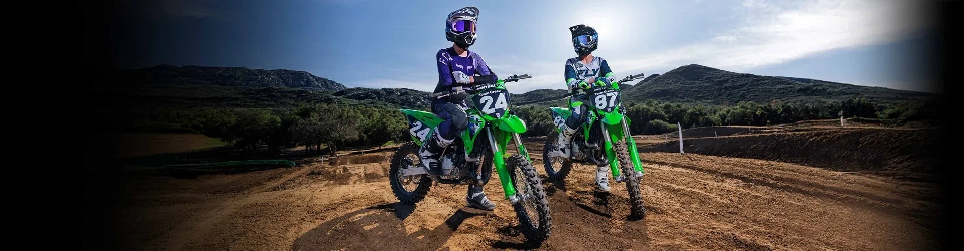 Deux motos Kawasaki hors route pour choisir entre une Kawasaki neuve ou usagée.