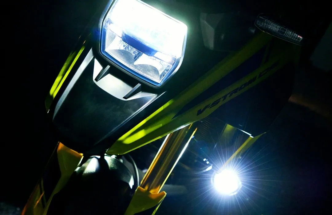 Suzuki V-STROM 1050DE pour illustrer le rapport qualité-prix d’une moto Suzuki.