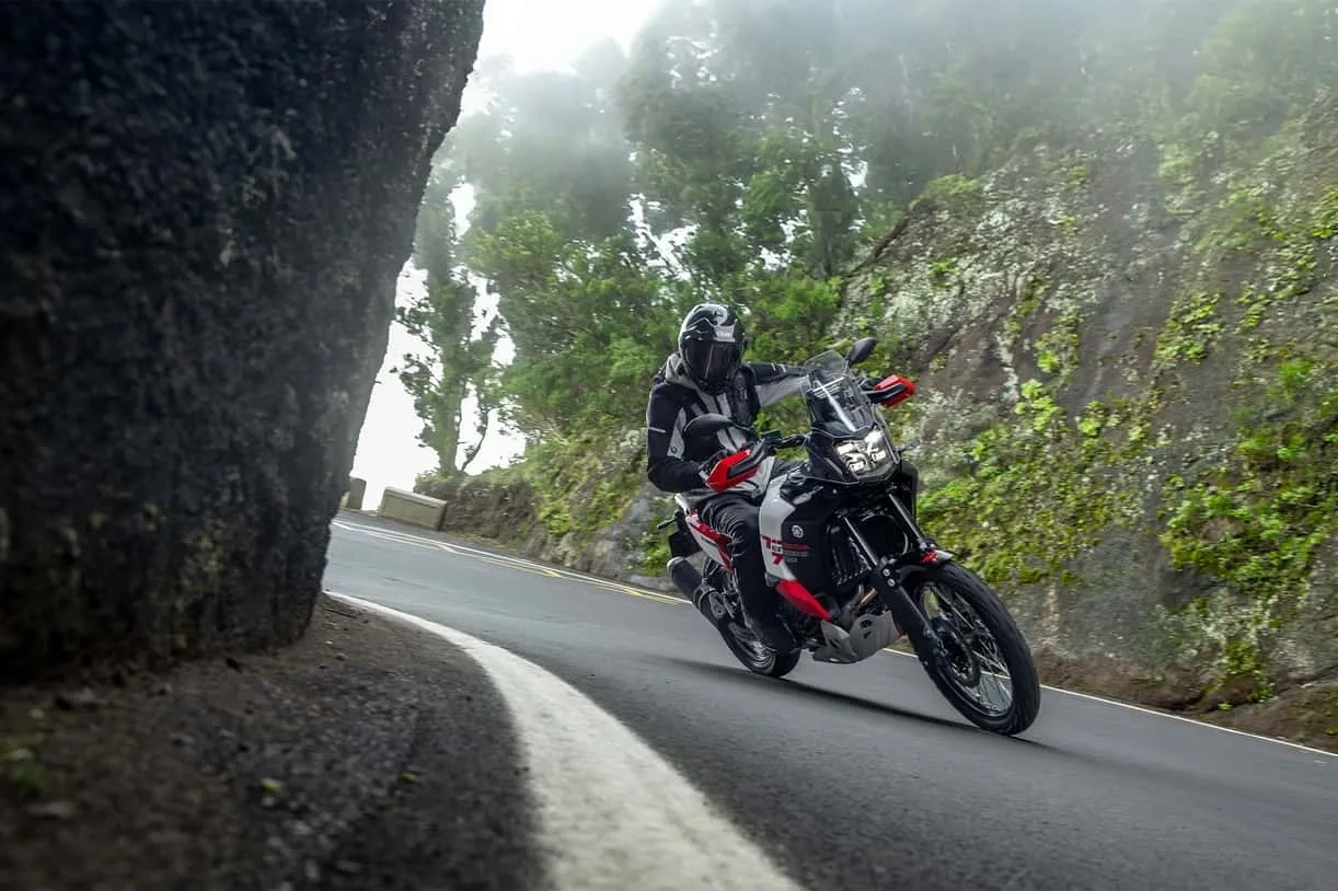 Yamaha 700 World Raid 2026 sur route sinueuse pour illustrer la fiabilité et l’innovation Yamaha.