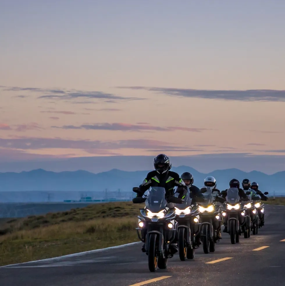 Motos CFMOTO en groupe sur la route, une option moderne et accessible pour profiter de la conduite.