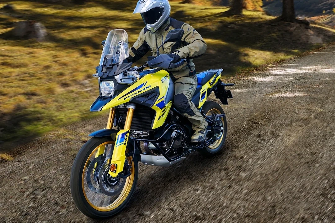 Suzuki V-STROM 1050DE en aventure pour illustrer les moteurs fiables et performants Suzuki.