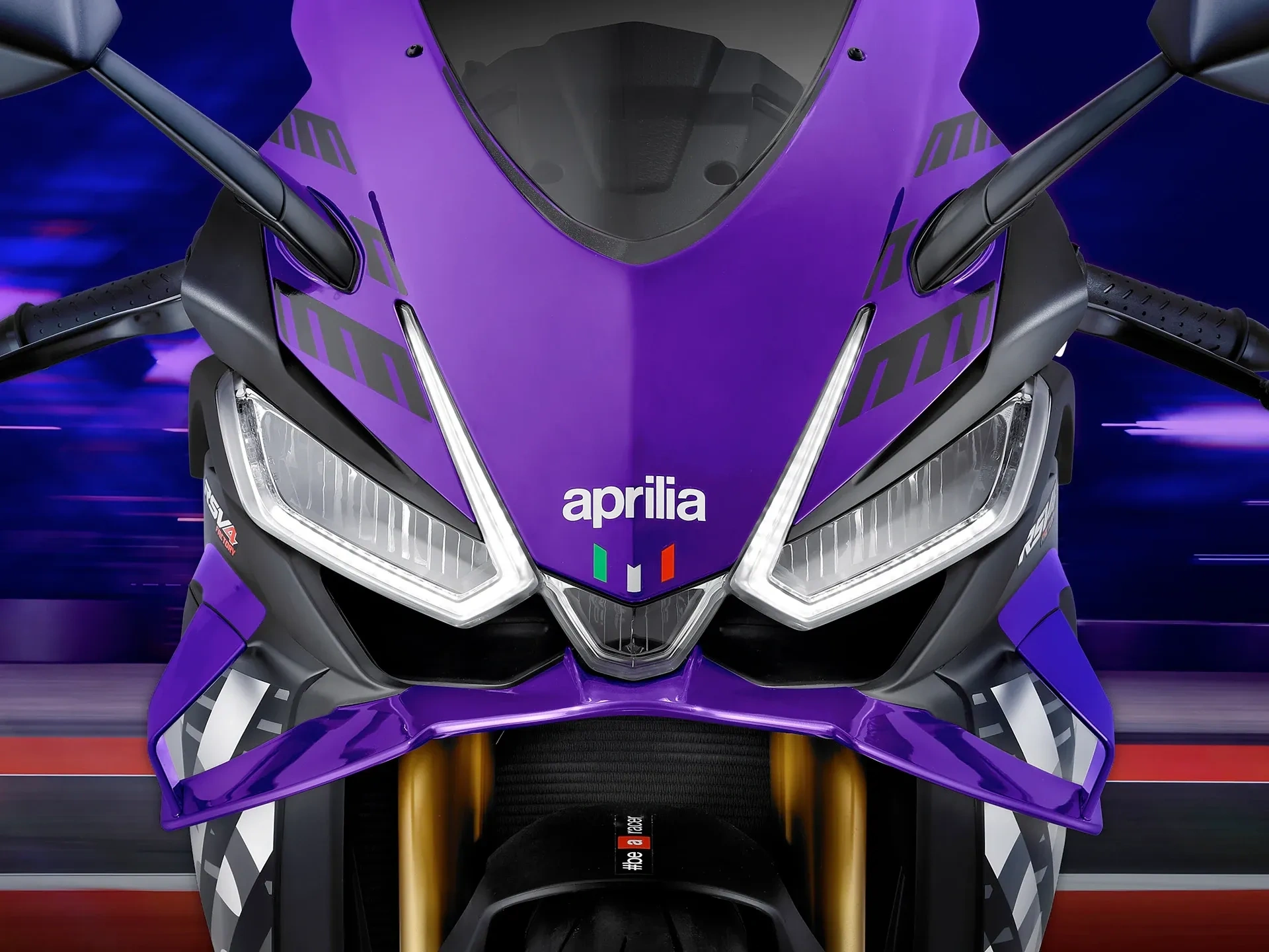 Aprilia RSV4 au design sportif italien, une moto conçue pour la performance et la précision.