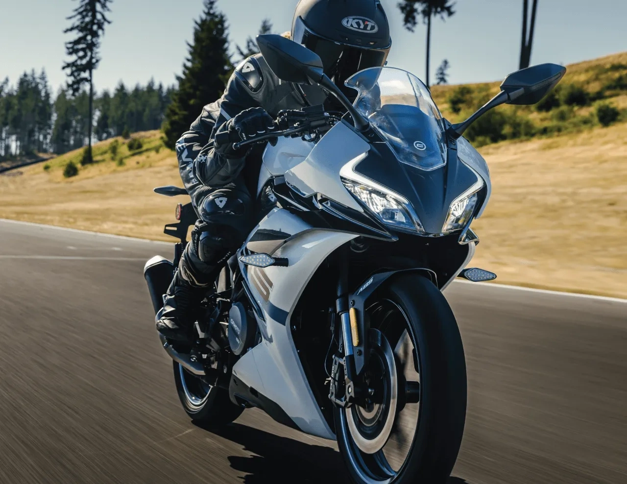 CFMOTO 300SS 2026 en conduite sportive, idéale pour les motocyclistes qui recherchent agilité et plaisir.