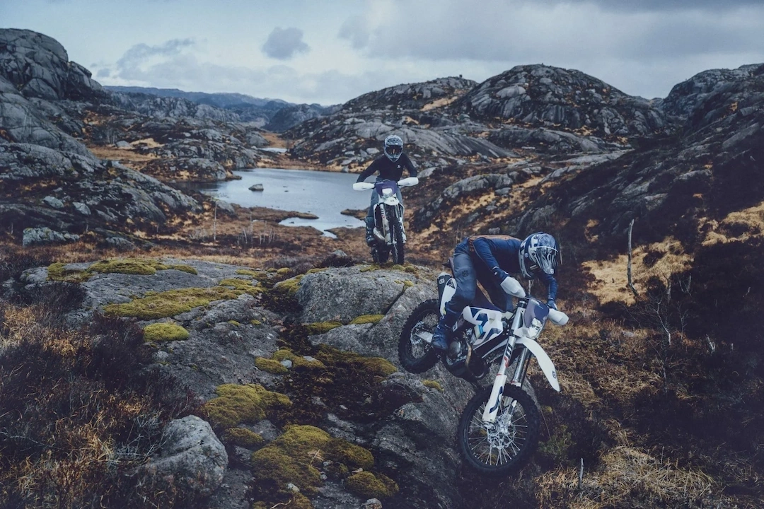 Motos Husqvarna FE-TE 2026 en terrain rocheux, idéales pour l’enduro et l’aventure.
