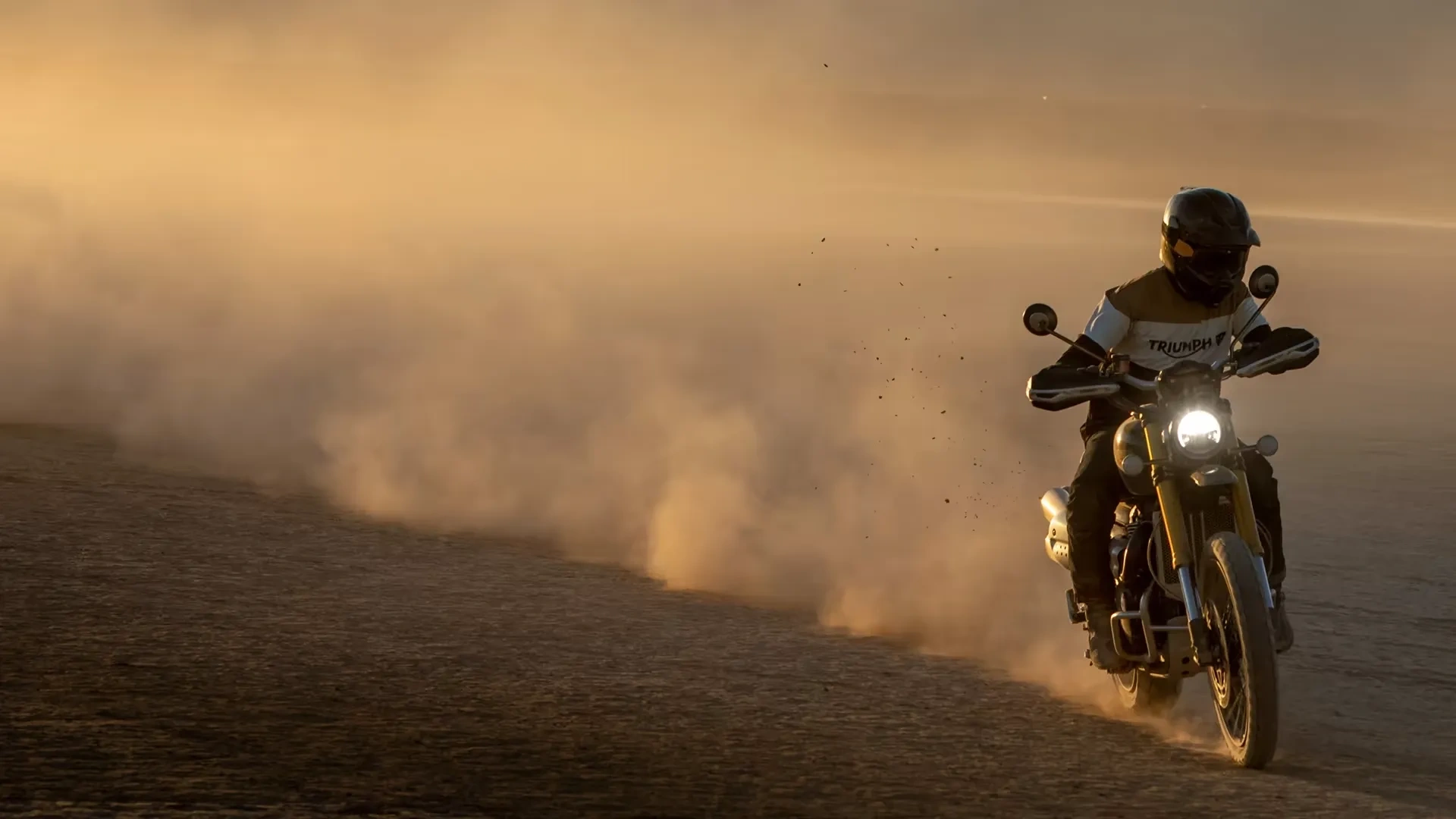 Moto Triumph en conduite dynamique pour illustrer la performance et le caractère moteur.