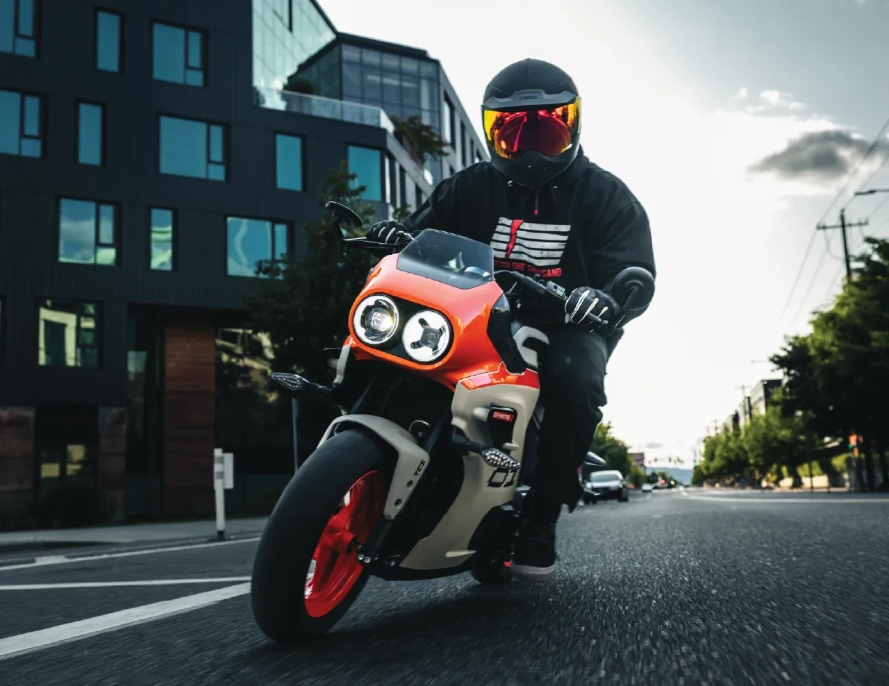 CFMOTO PAPIO SS 2026 en conduite urbaine, une moto compacte au style moderne et dynamique.