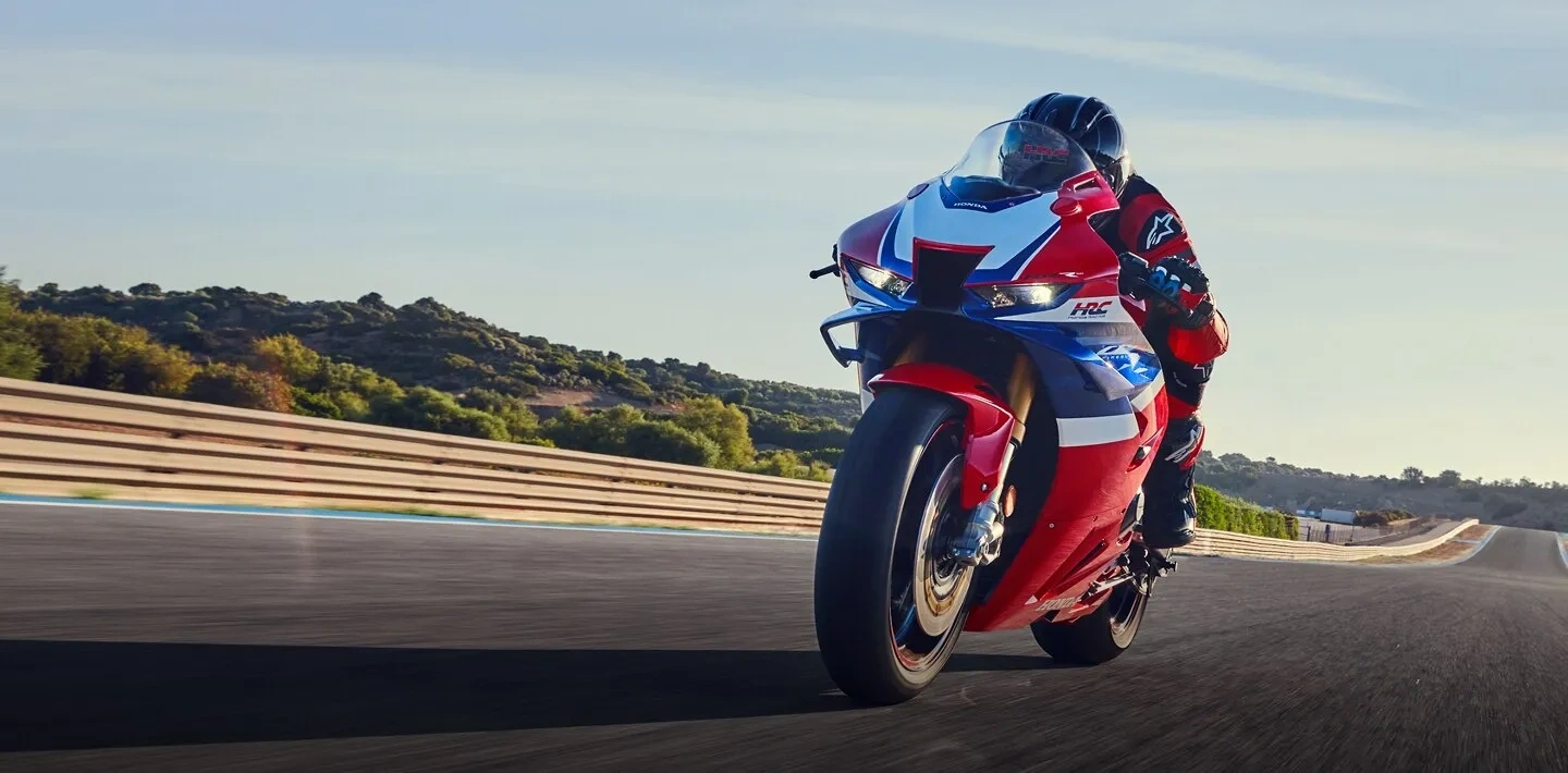 Moto Honda CBR 2026 en conduite sportive, symbole de fiabilité et de performance.