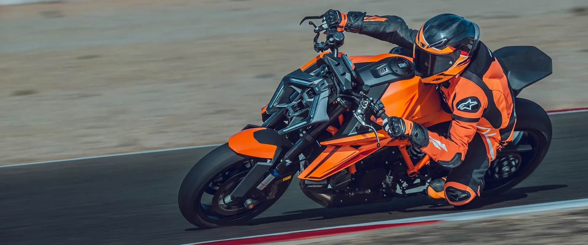 Moto KTM 1390 Super Duke R EVO 2026 en conduite sportive, symbole de performance extrême.