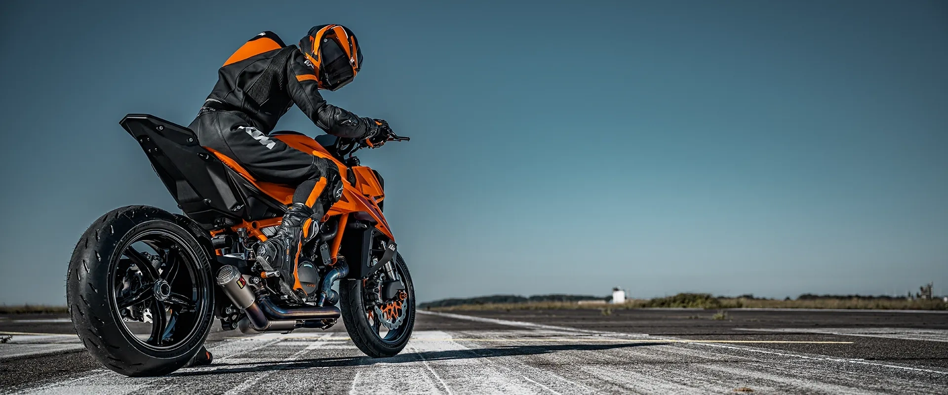 KTM 1390 Super Duke R EVO 2026 au design agressif, conçue pour une conduite vive et puissante.