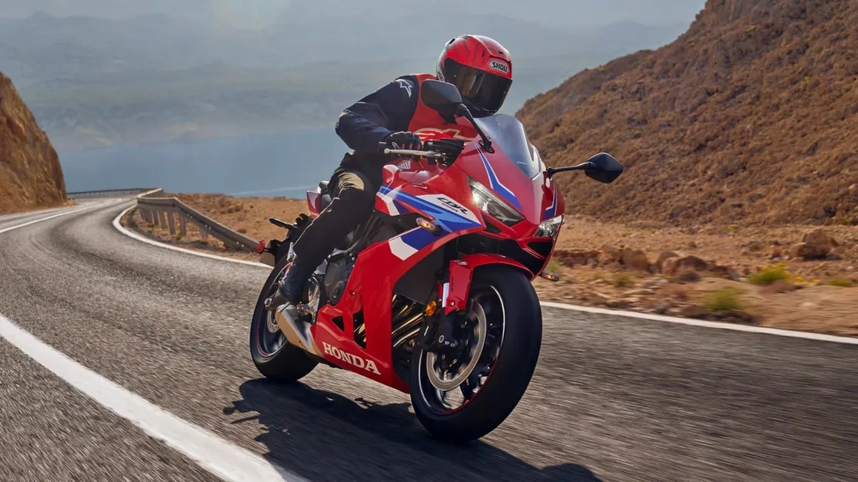Moto Honda CBR 2026 sur route sinueuse, idéale pour les conducteurs qui recherchent une conduite sportive.
