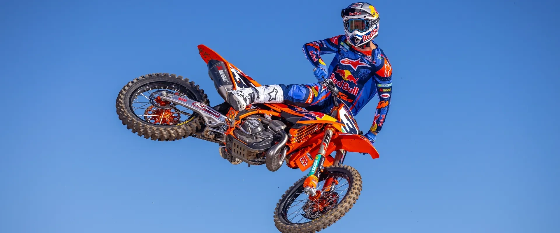 KTM 450 SX-F Factory Edition en saut de motocross, conçue pour la performance et la compétition.