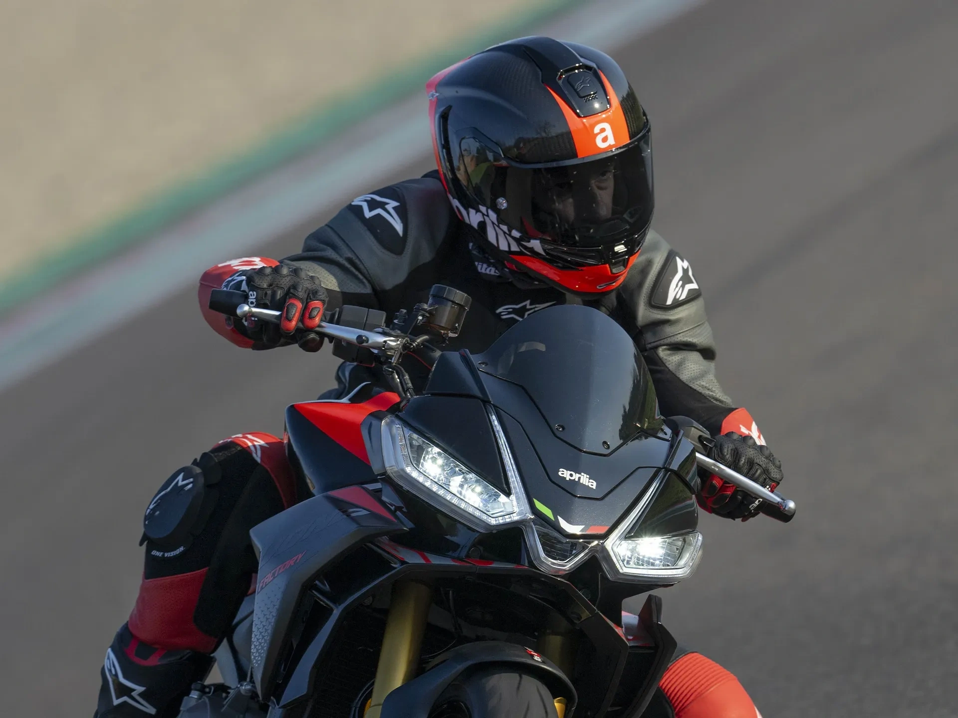 Aprilia Tuono 660 en conduite sportive, une moto agile pour profiter des routes et des courbes.