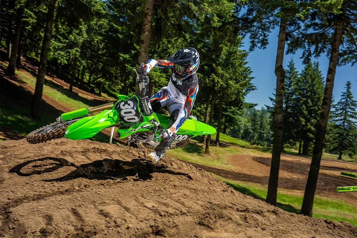 Kawasaki KX250 2025 en motocross pour illustrer la fiabilité et la performance Kawasaki.