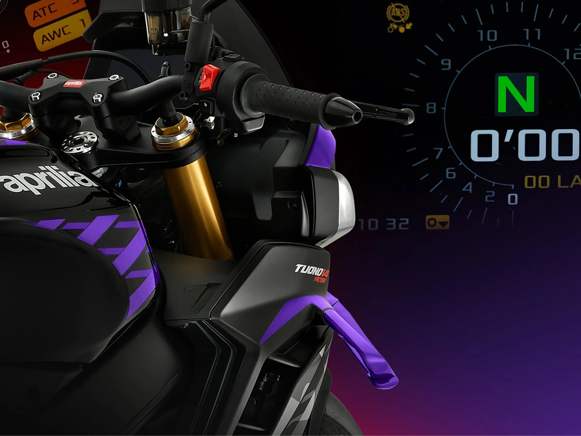 Aprilia Tuono V4 avec tableau de bord numérique, une moto moderne dotée de technologies de pointe.