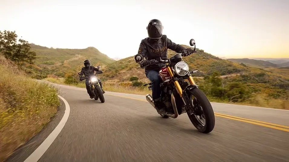 Triumph Speed 400 sur une route de campagne, une moto idéale pour débutants.