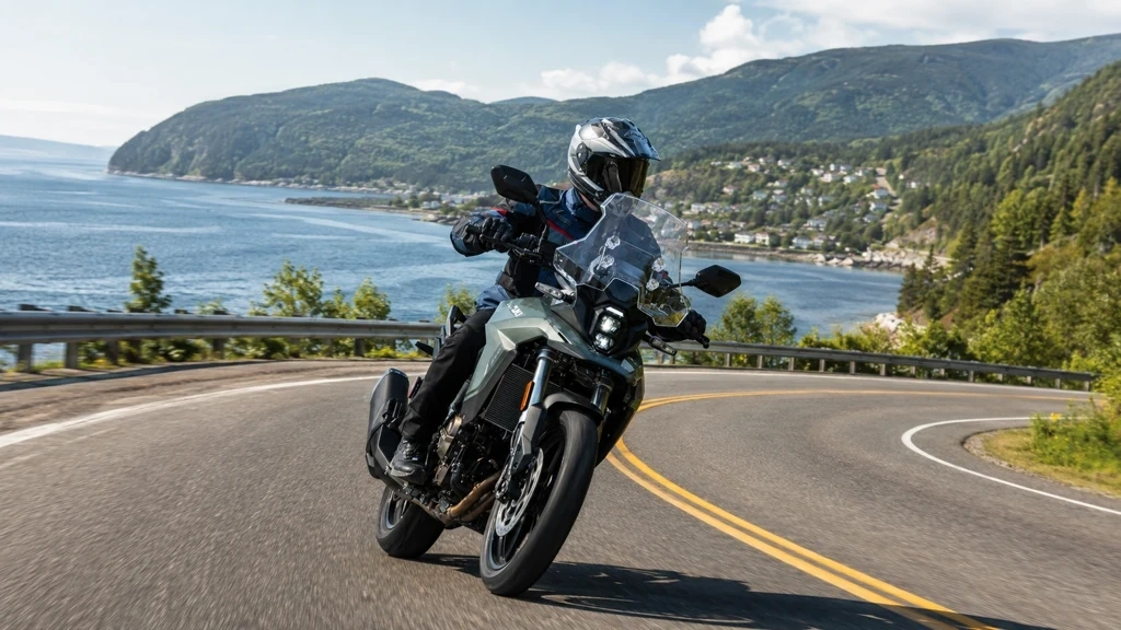 Moto d’aventure sur la route du fleuve à Charlevoix.
