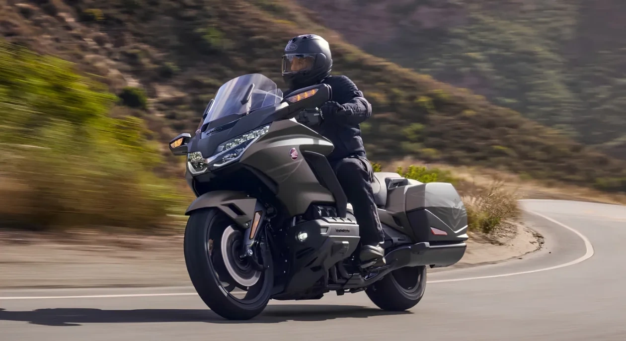Honda Gold Wing 2026 grise en conduite sur une route sinueuse.