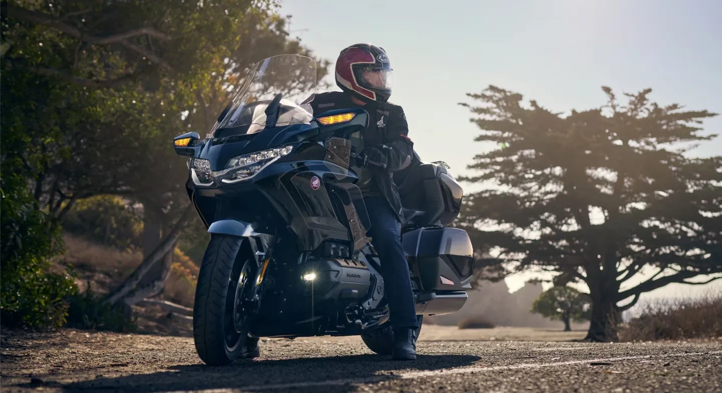 Honda Gold Wing 2026 avec motocycliste, une moto de tourisme confortable.